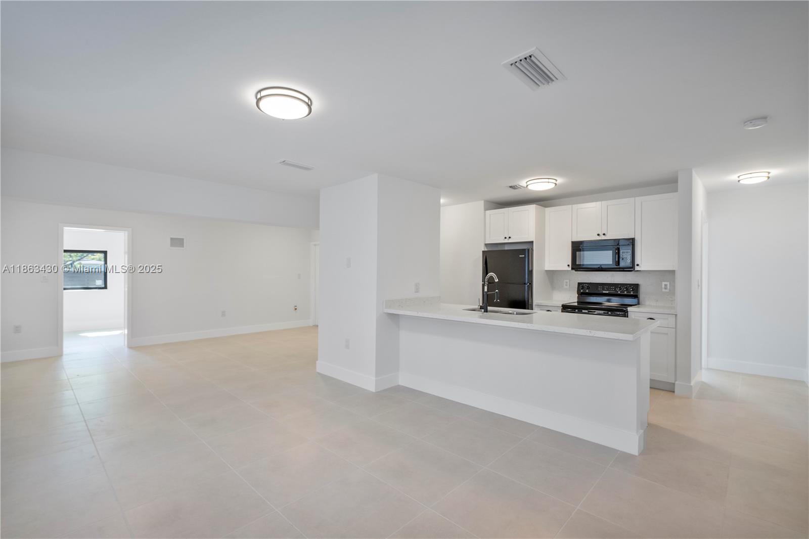 Spacious and beautiful duplex wiht 2 bedroom and 2 bathroom. Open kitchen, washer and dryer, tile floors, large and private patio. Centrally located. Ready to move.