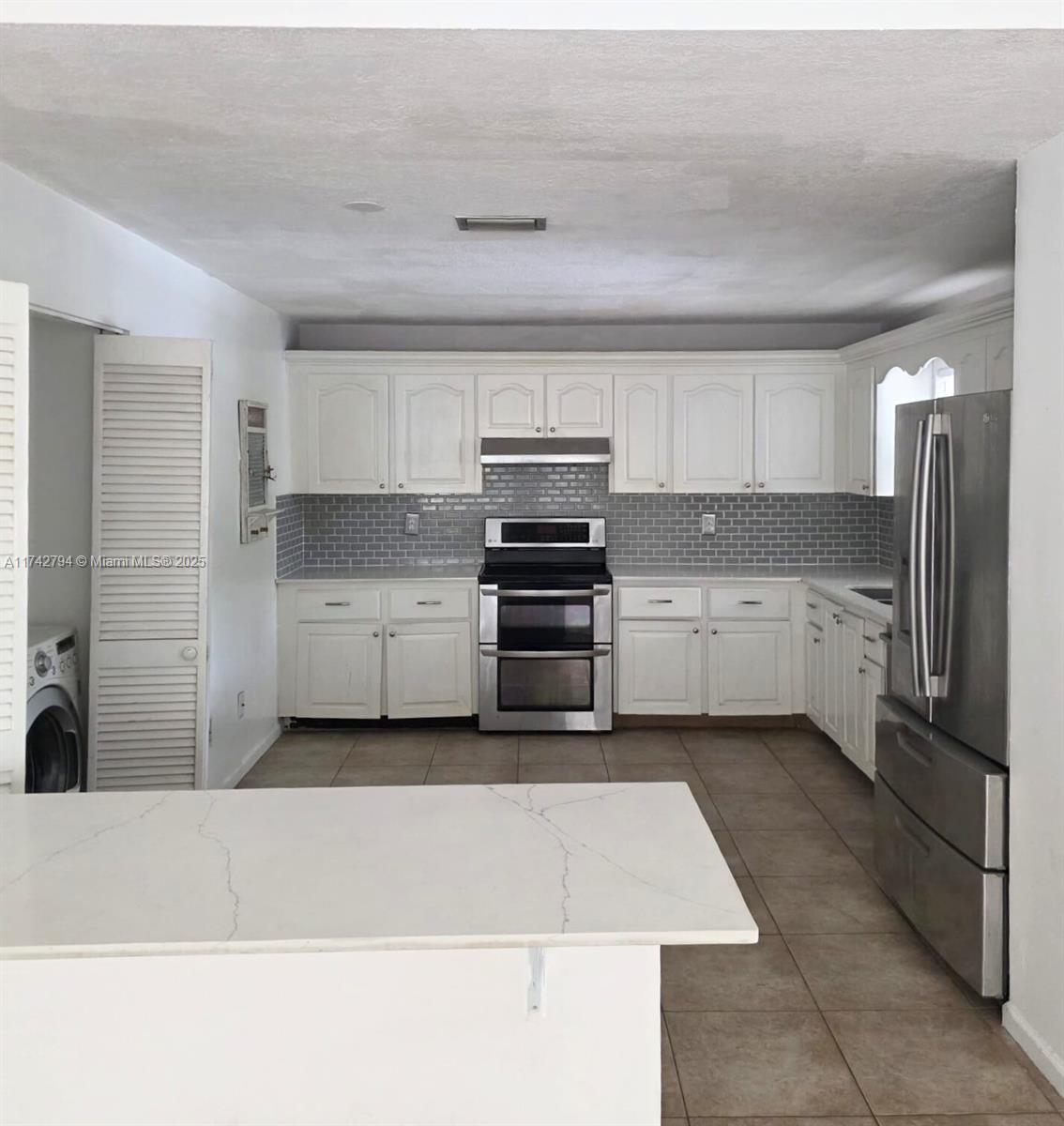 Discover your dream home in the highly sought-after community of Royal Grenadier! This large 3-bedroom, 2-bathroom condo is priced to sell and offers an incredible opportunity for comfortable living. Enjoy privacy and space with a well-designed layout. Beautiful tile and laminate wood flooring throughout. Experience an open and airy atmosphere with tall ceilings. Large open kitchen equipped with stainless steel appliances, perfect for culinary enthusiasts. Minimum 680 credit score required. Condo fees includes: Insurance, Roof repairs, water, sewer, and a large number of maintenance