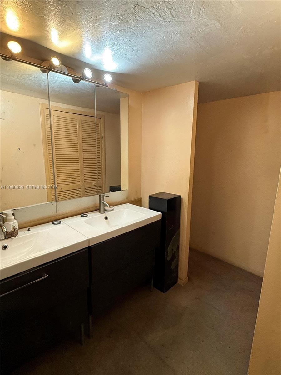 KEY BISCAYNE ONE HUNDRED - Residential