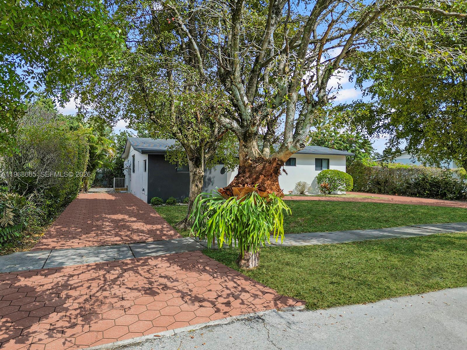 CORAL WAY PLAZA - Residential