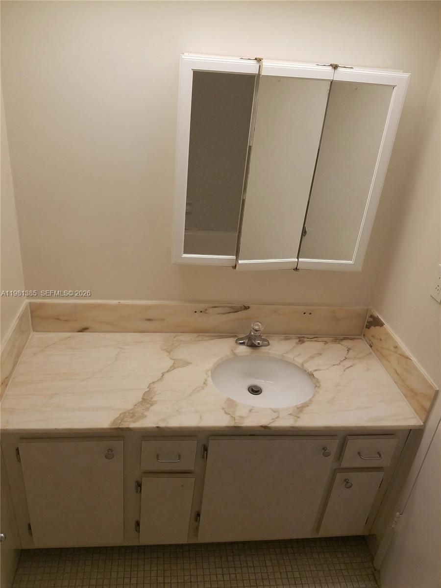 THE CARRIAGE HOUSE CONDO - Residential