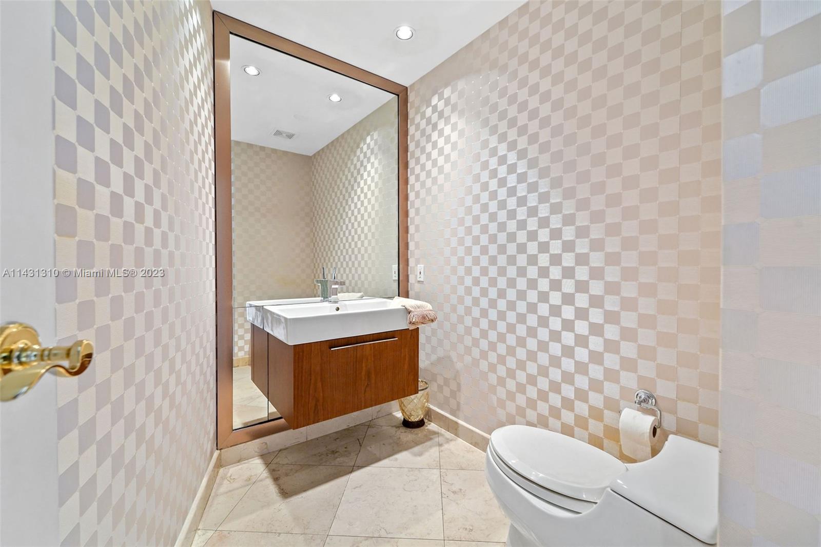 MAJESTIC TOWER - Residential