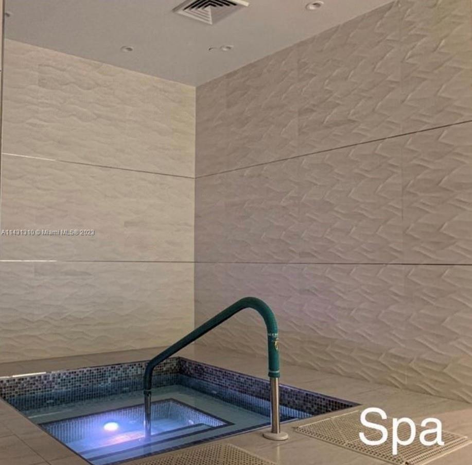 MAJESTIC TOWER - Residential