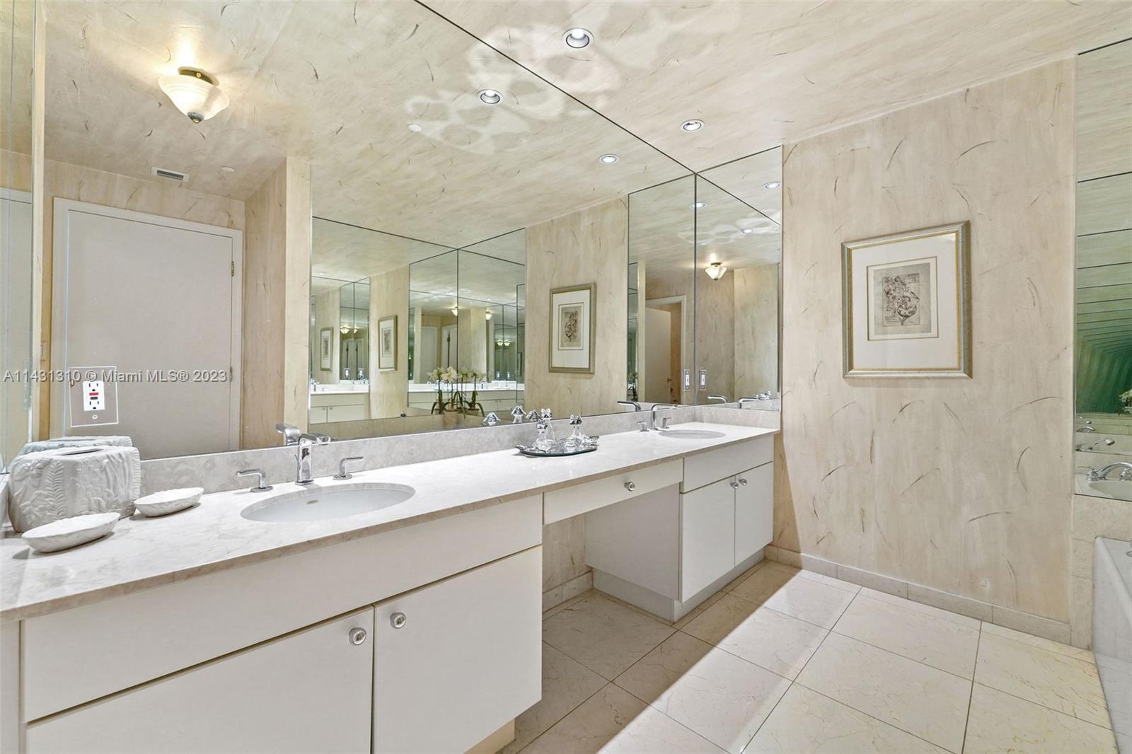 MAJESTIC TOWER - Residential