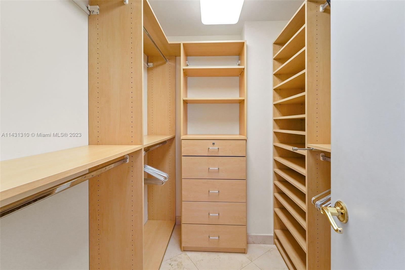 MAJESTIC TOWER - Residential