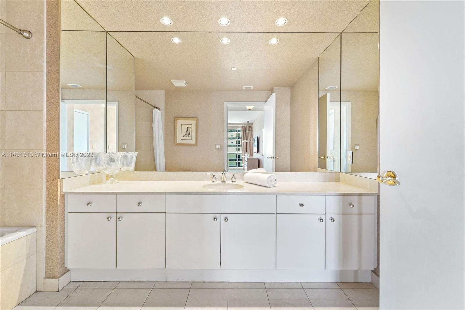 MAJESTIC TOWER - Residential