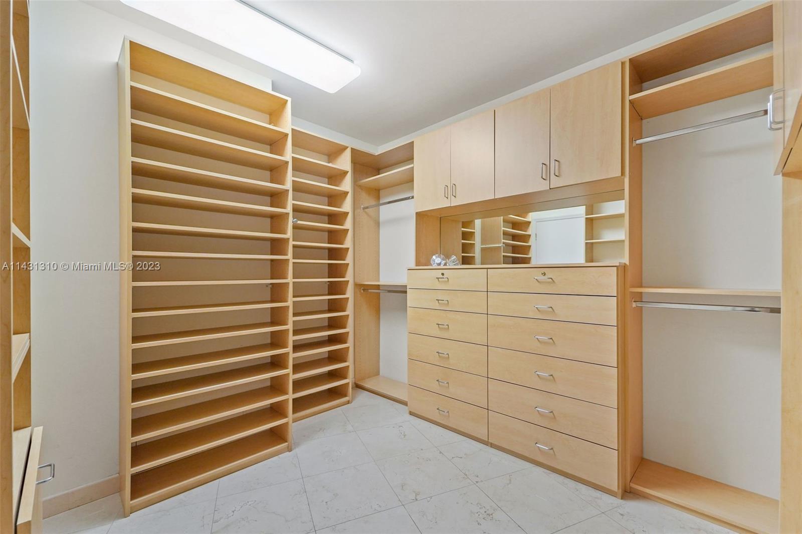 MAJESTIC TOWER - Residential