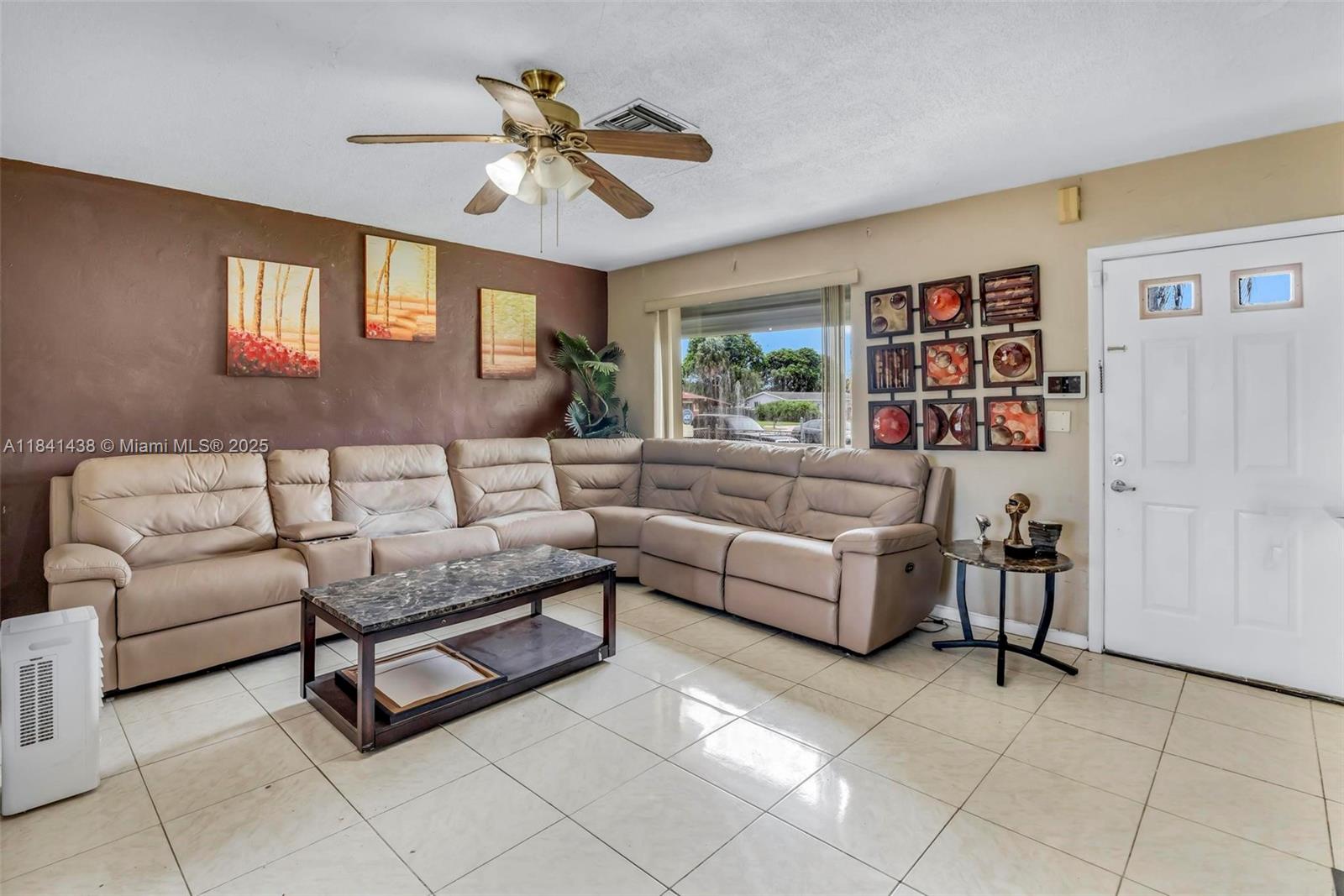 3420 SW 32nd St, West Park, FL, 33023/$415,000 4 3420 SW 32nd St