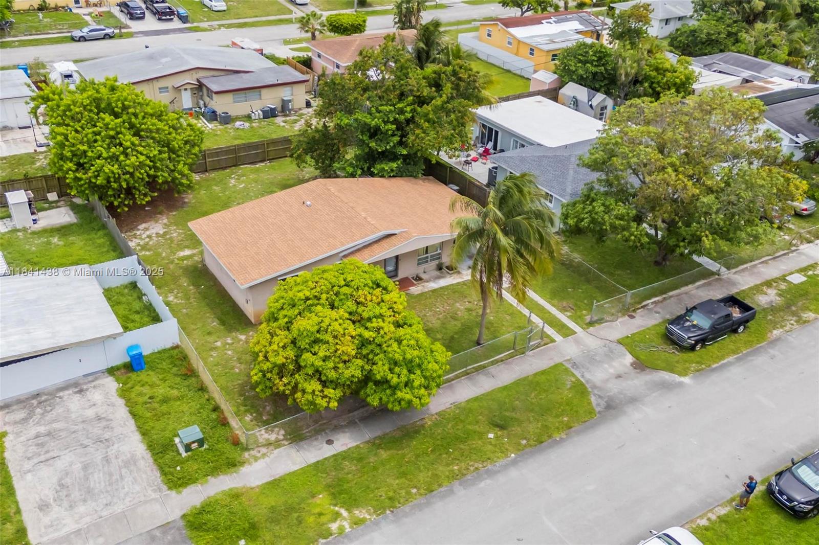3420 SW 32nd St, West Park, FL, 33023/$415,000 2 3420 SW 32nd St