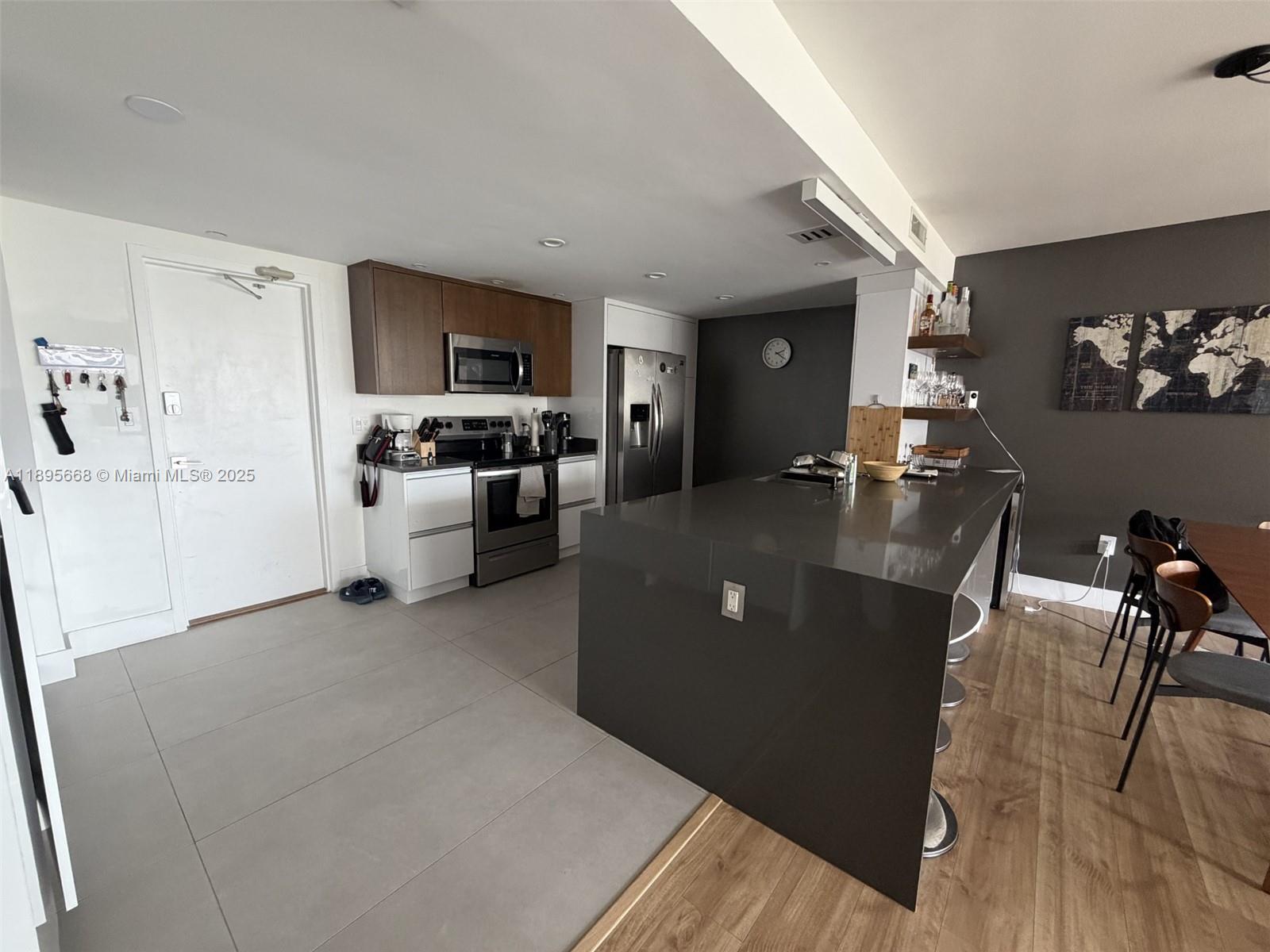 COMMODORE CLUB SOUTH COND - Residential