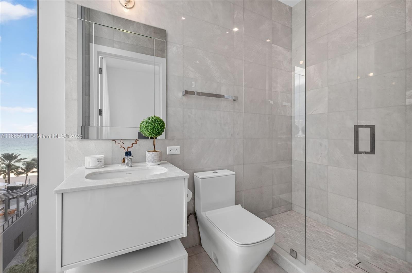 TURNBERRY OCEAN CLUB - Residential