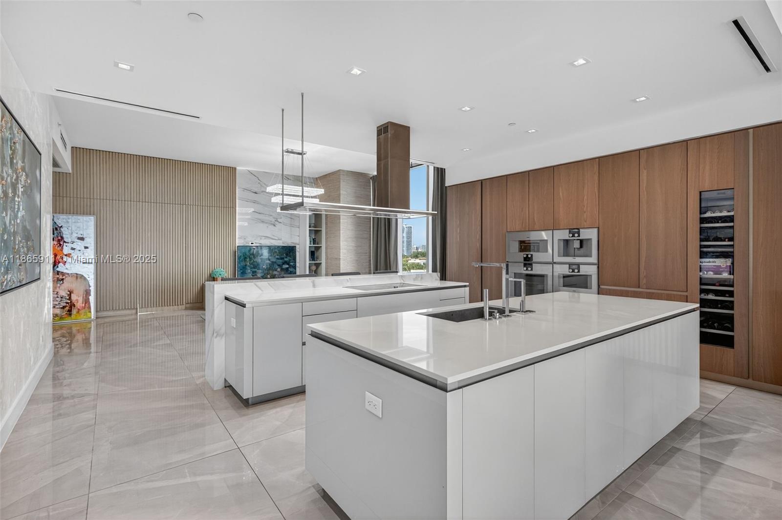 TURNBERRY OCEAN CLUB - Residential