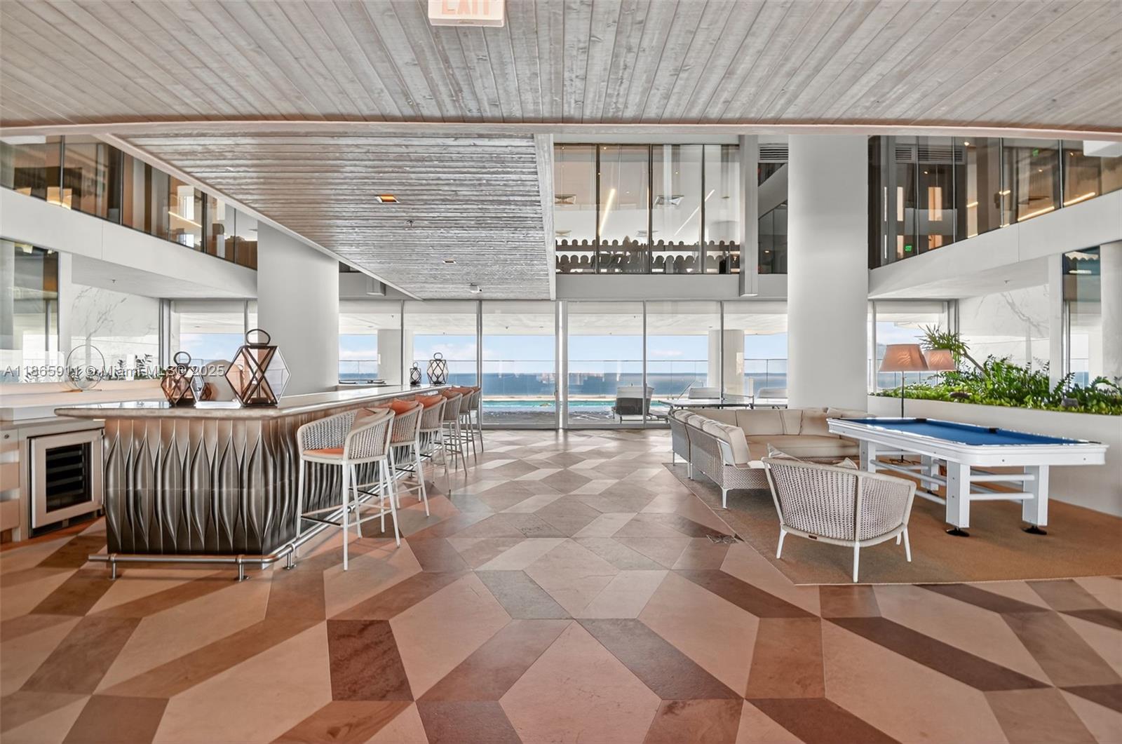 TURNBERRY OCEAN CLUB - Residential