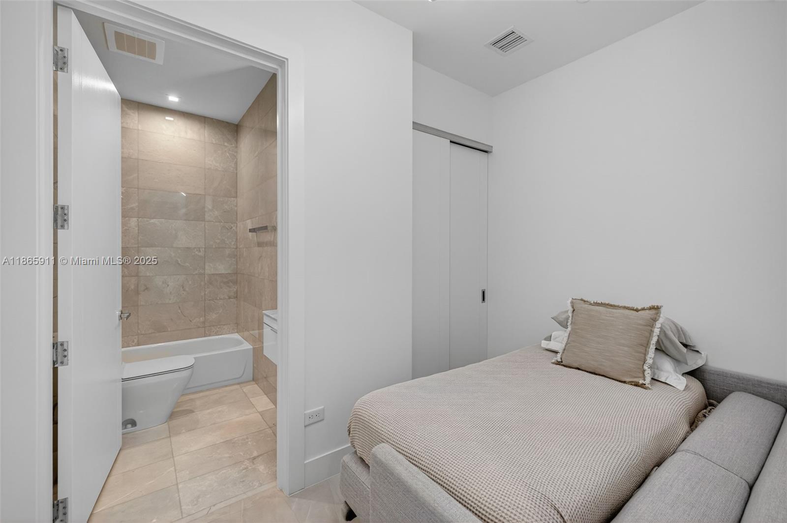 TURNBERRY OCEAN CLUB - Residential
