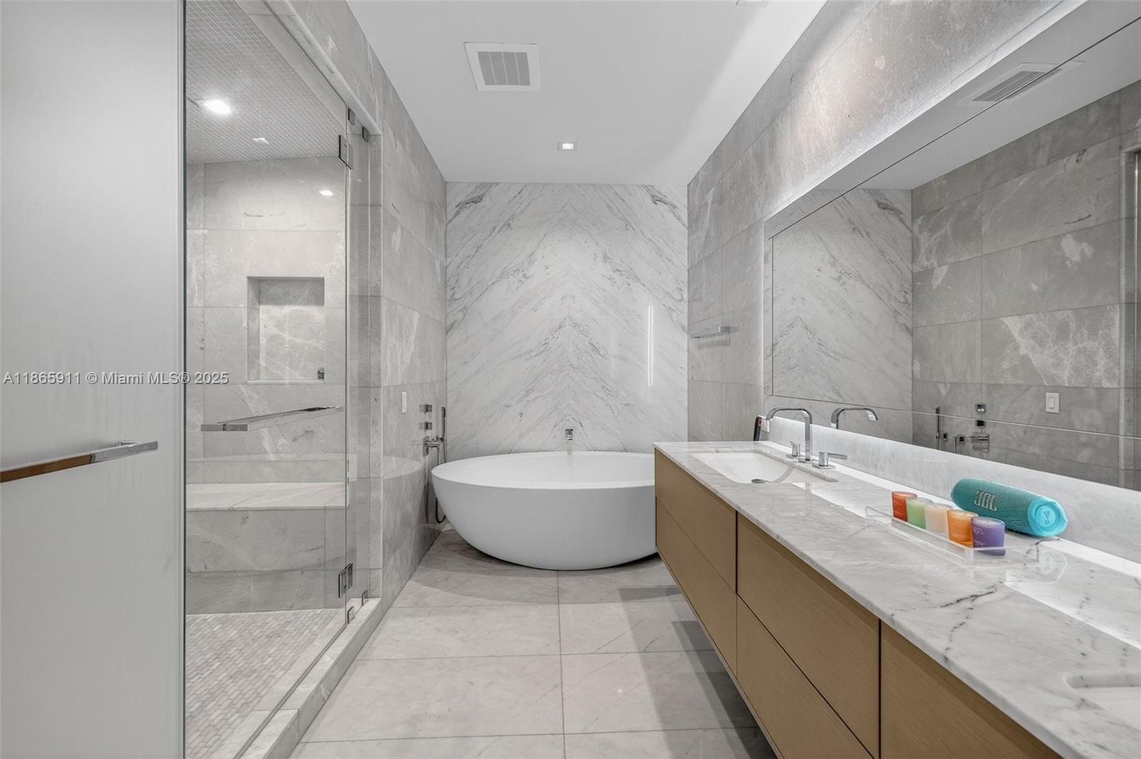 TURNBERRY OCEAN CLUB - Residential
