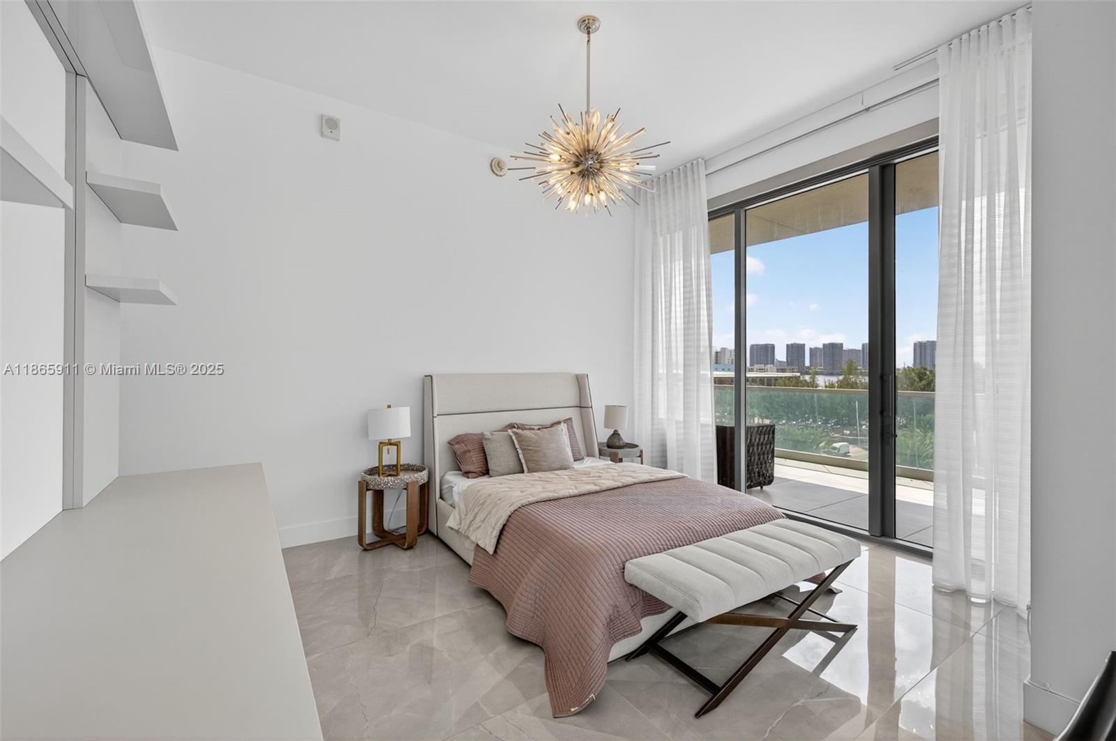 TURNBERRY OCEAN CLUB - Residential