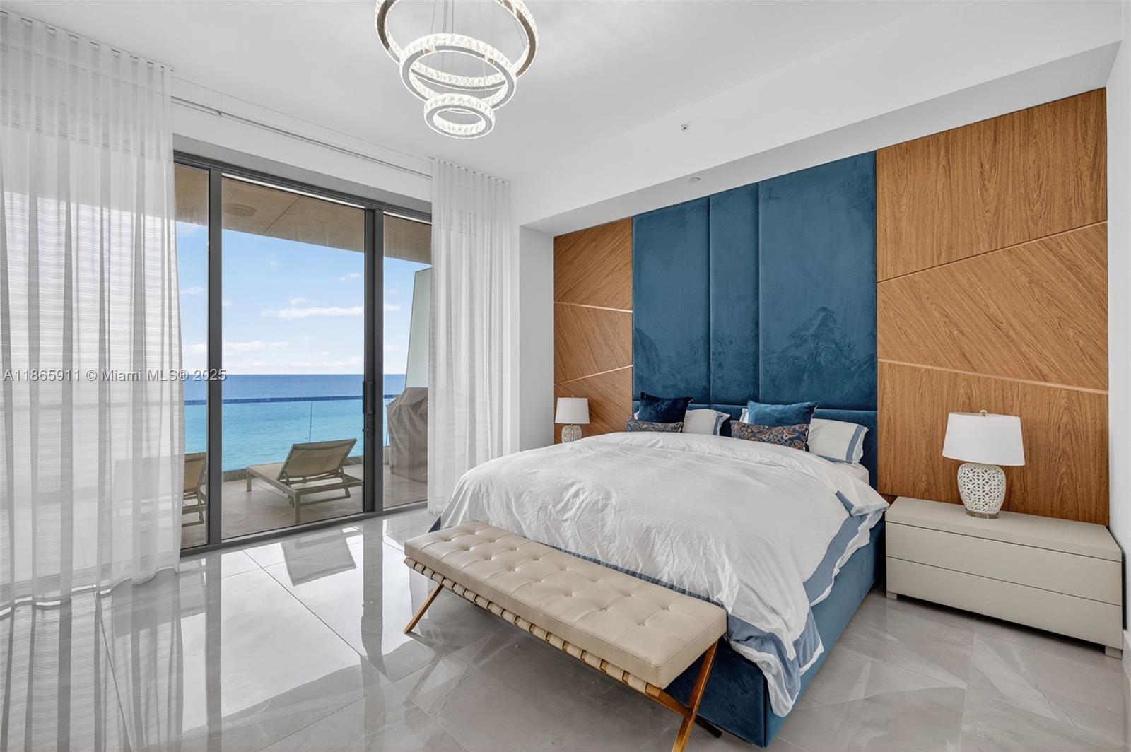 TURNBERRY OCEAN CLUB - Residential