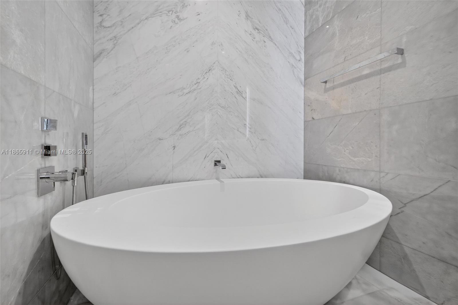 TURNBERRY OCEAN CLUB - Residential