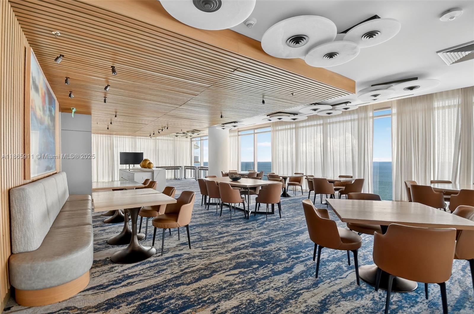 TURNBERRY OCEAN CLUB - Residential