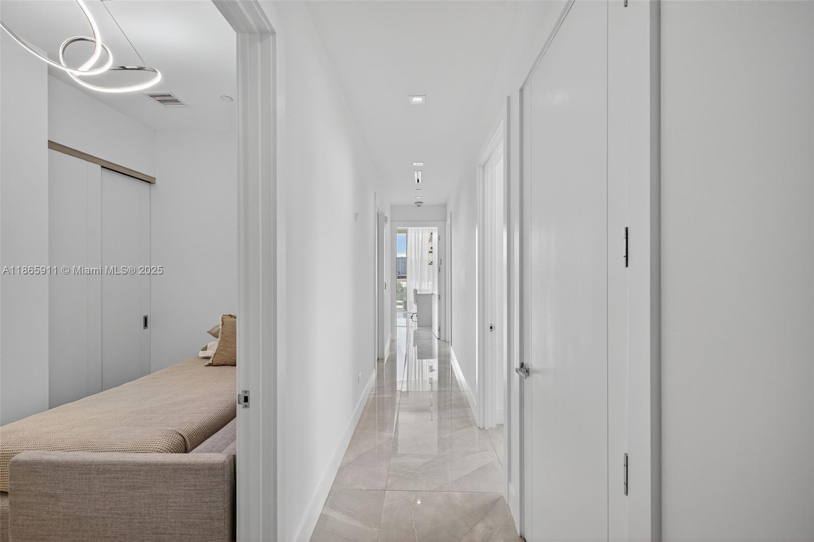 TURNBERRY OCEAN CLUB - Residential