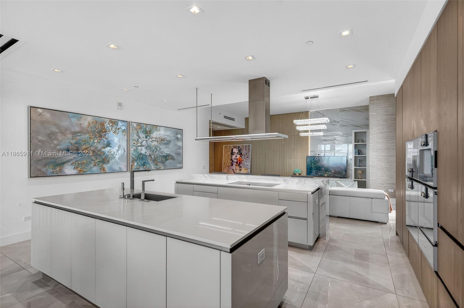 TURNBERRY OCEAN CLUB - Residential
