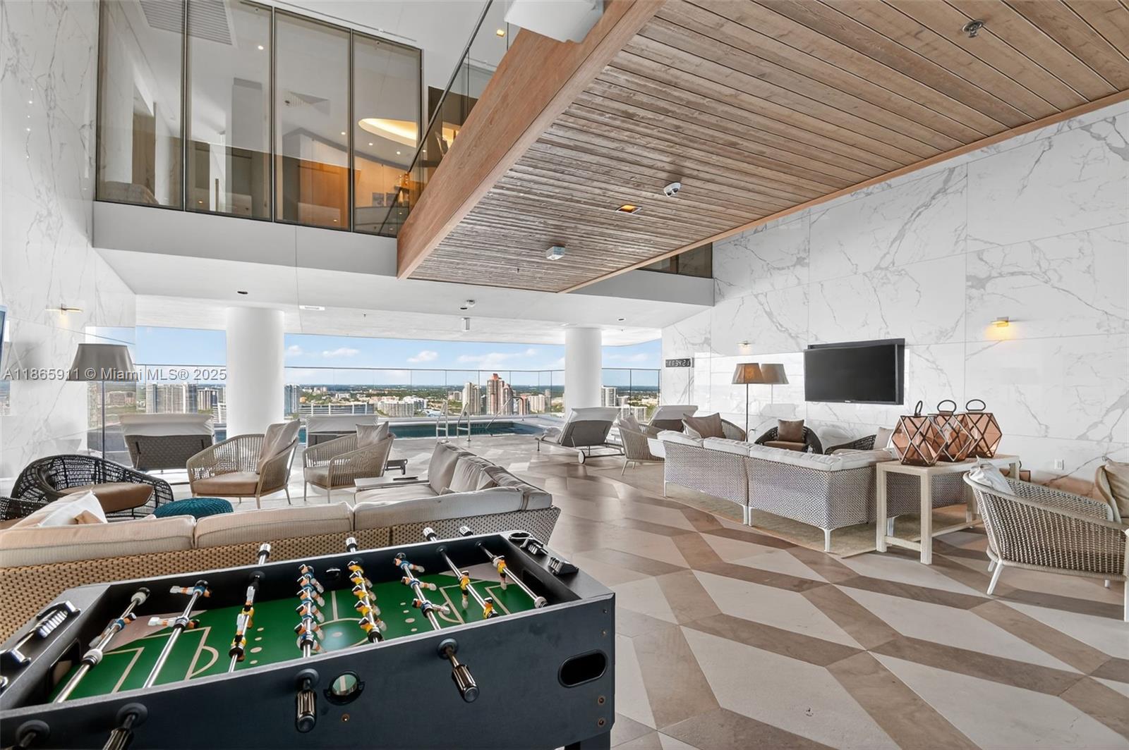 TURNBERRY OCEAN CLUB - Residential