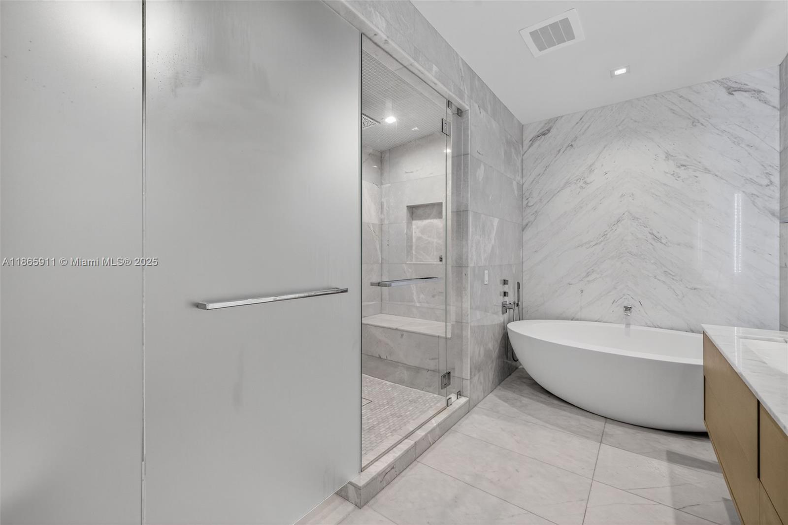 TURNBERRY OCEAN CLUB - Residential