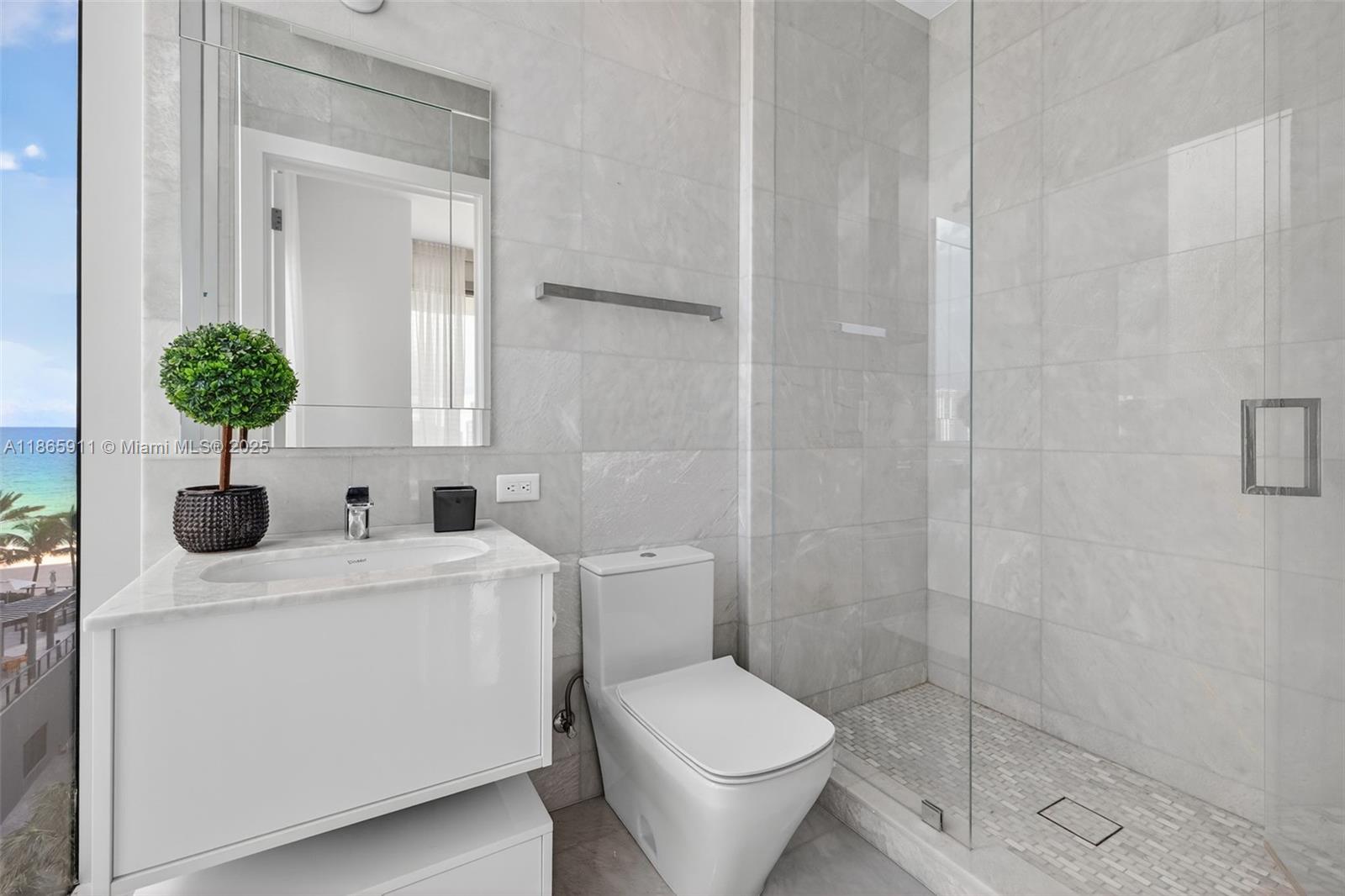 TURNBERRY OCEAN CLUB - Residential