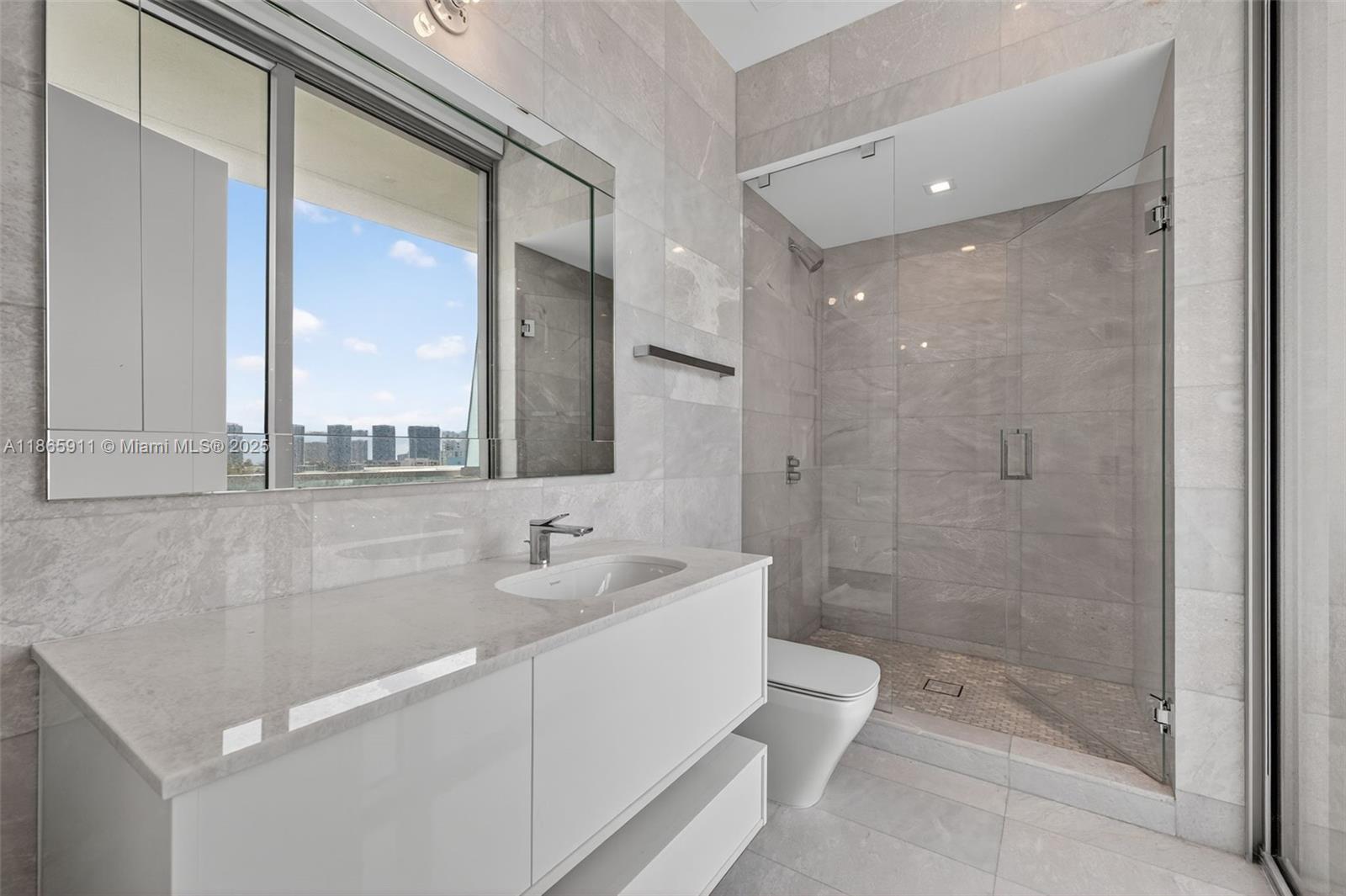 TURNBERRY OCEAN CLUB - Residential