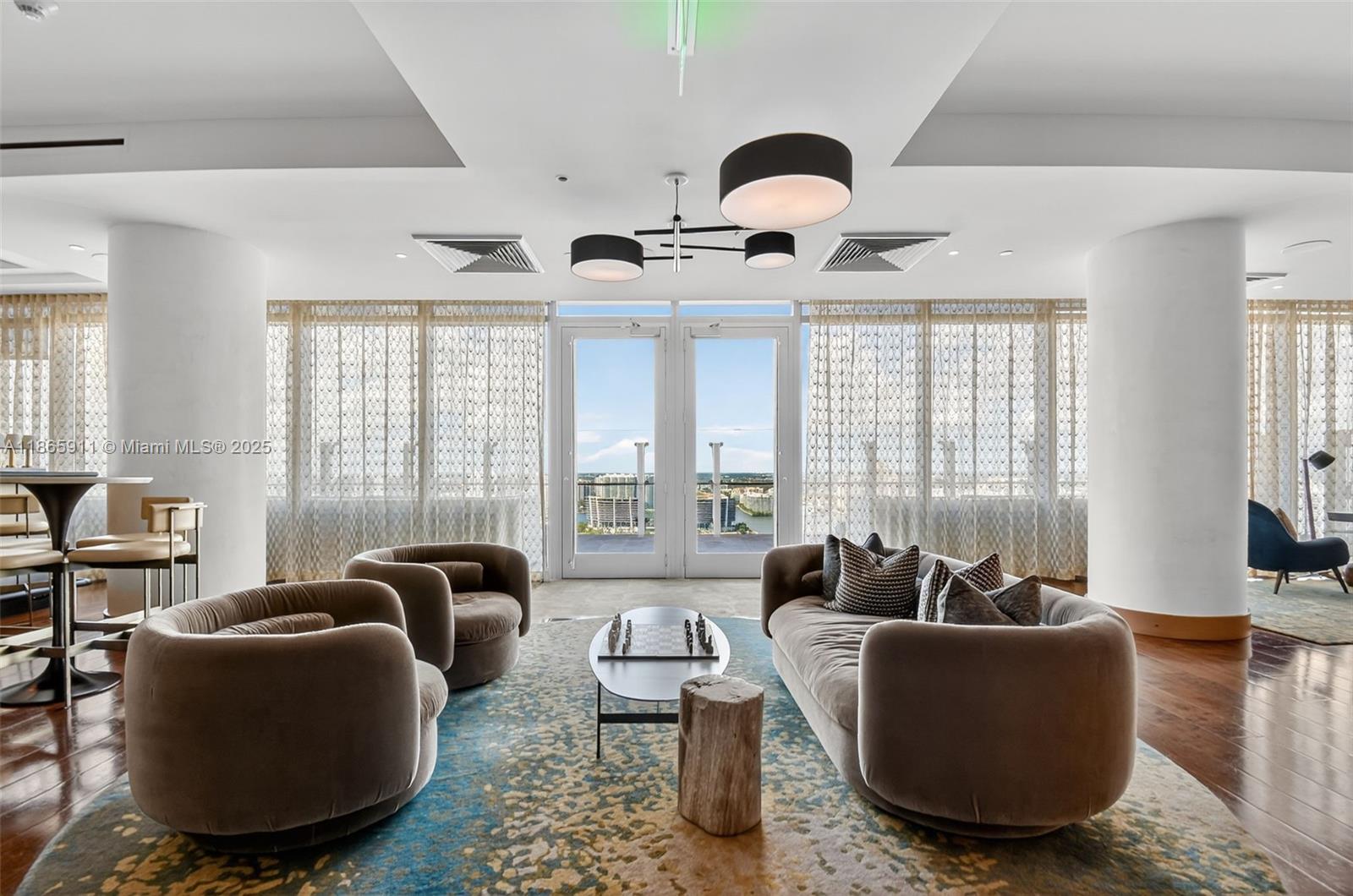 TURNBERRY OCEAN CLUB - Residential