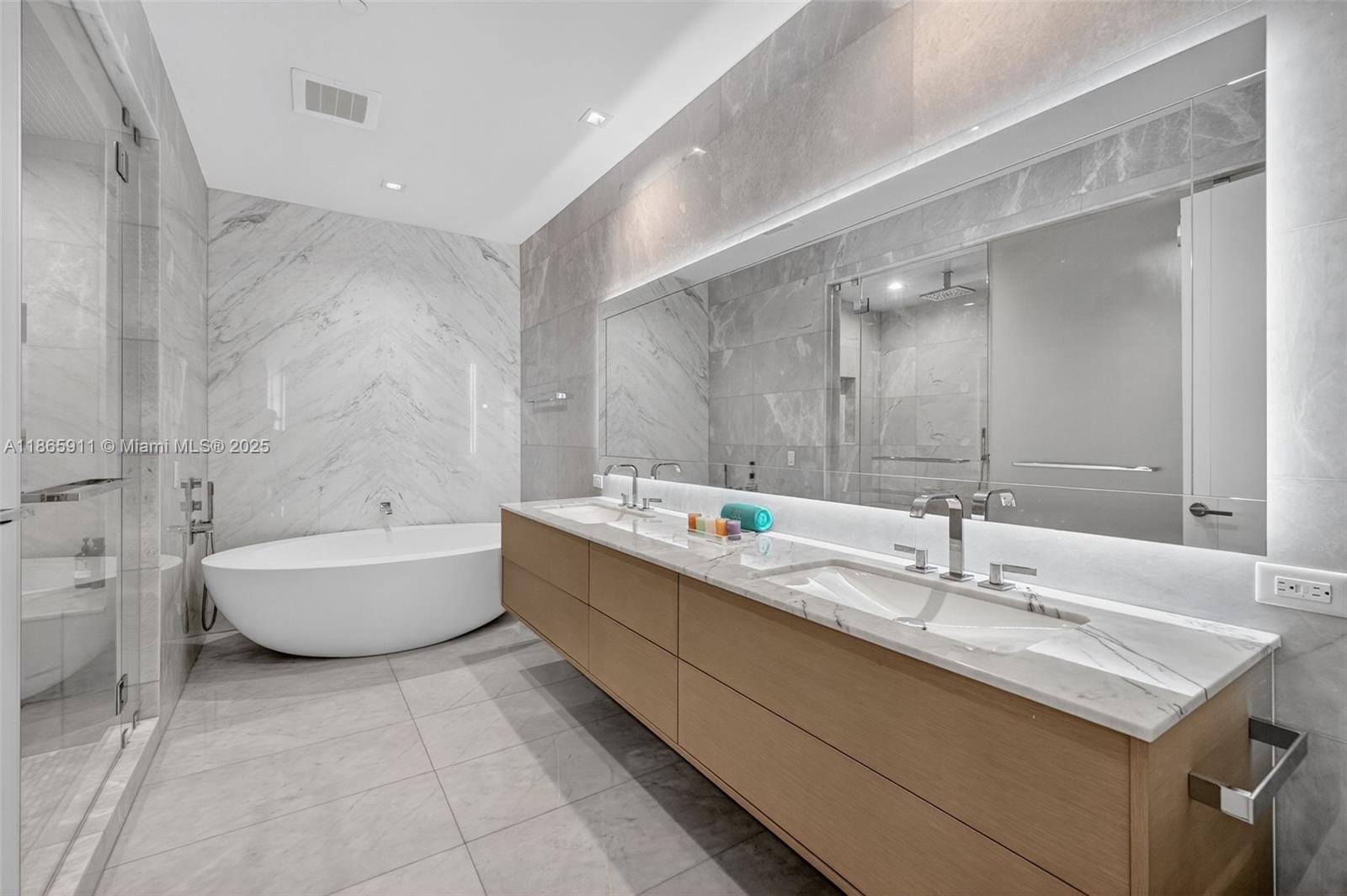 TURNBERRY OCEAN CLUB - Residential
