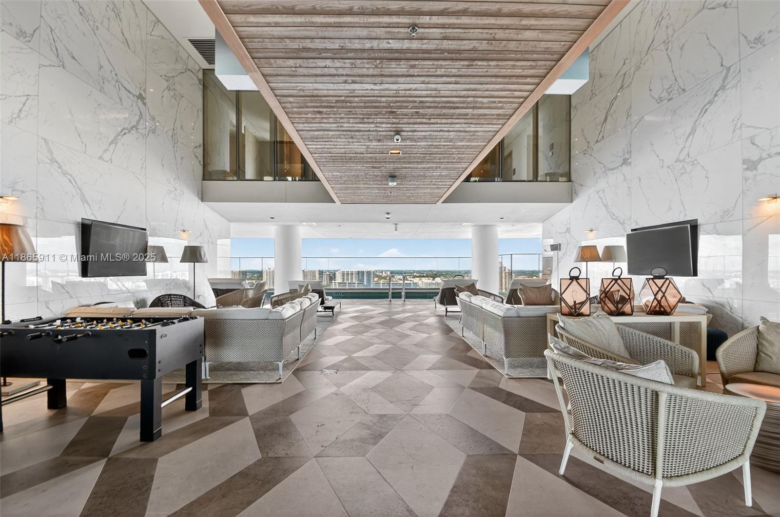 TURNBERRY OCEAN CLUB - Residential