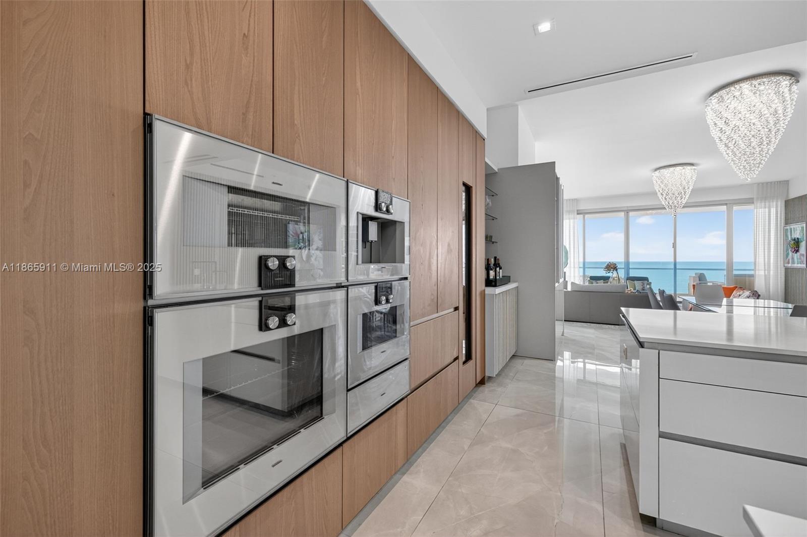 TURNBERRY OCEAN CLUB - Residential