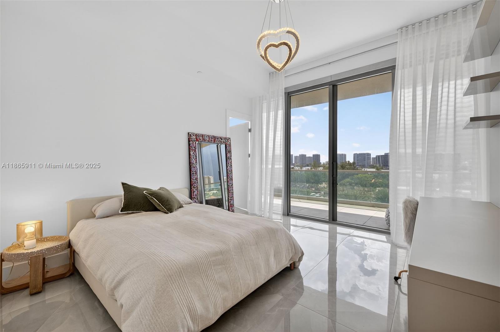 TURNBERRY OCEAN CLUB - Residential