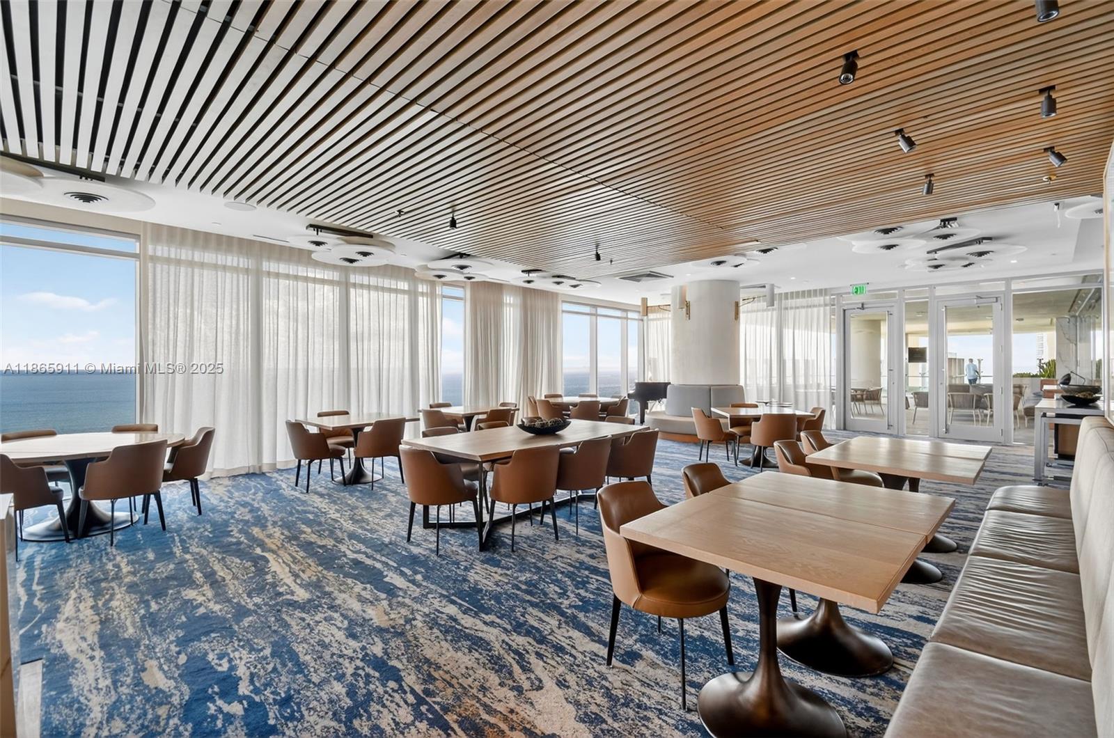 TURNBERRY OCEAN CLUB - Residential