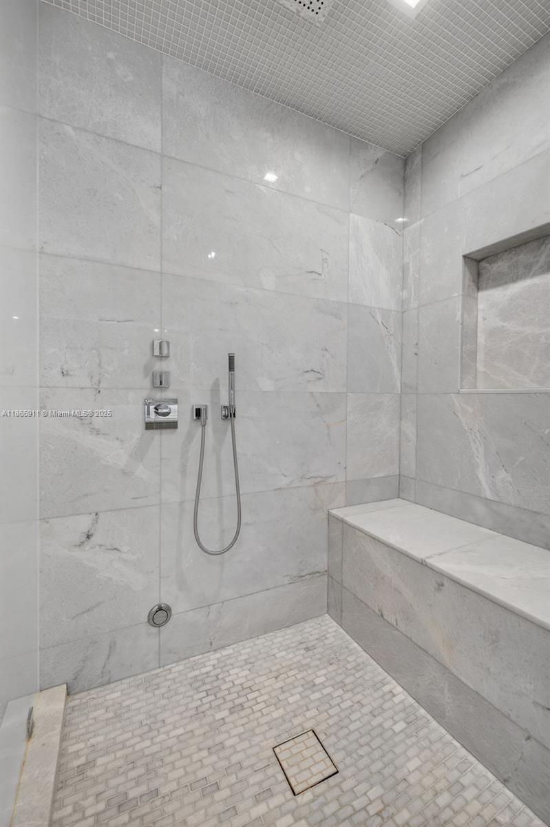 TURNBERRY OCEAN CLUB - Residential