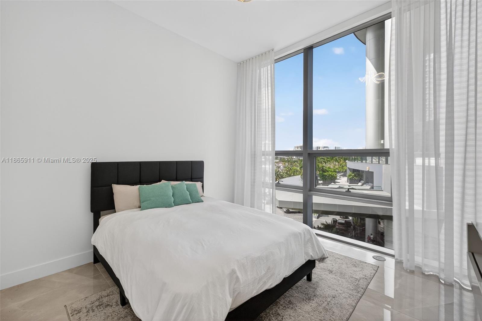 TURNBERRY OCEAN CLUB - Residential
