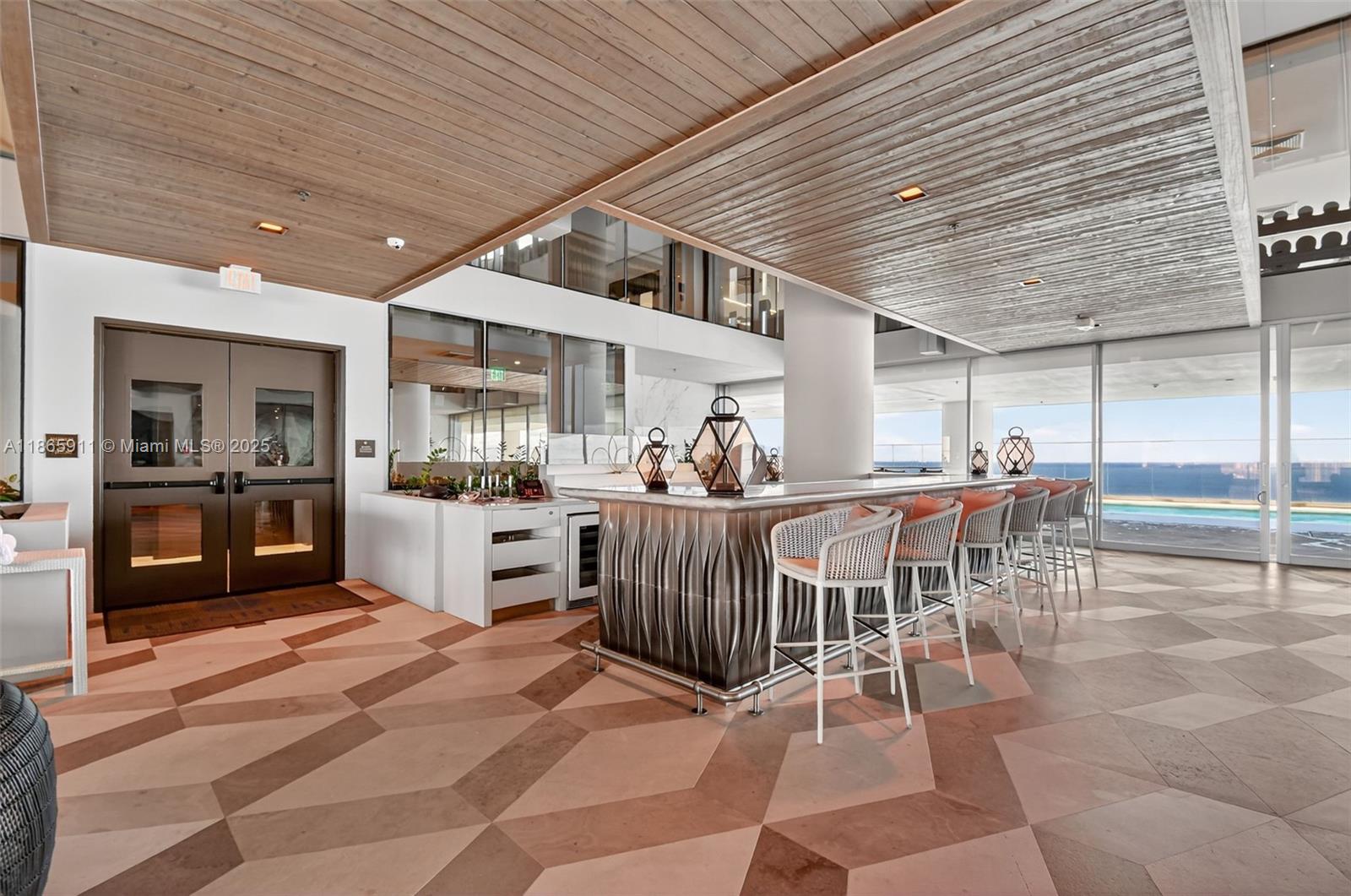 TURNBERRY OCEAN CLUB - Residential