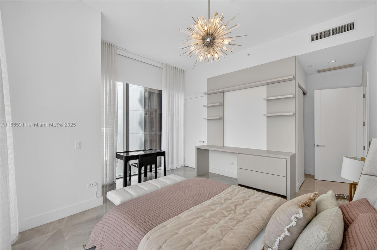 TURNBERRY OCEAN CLUB - Residential