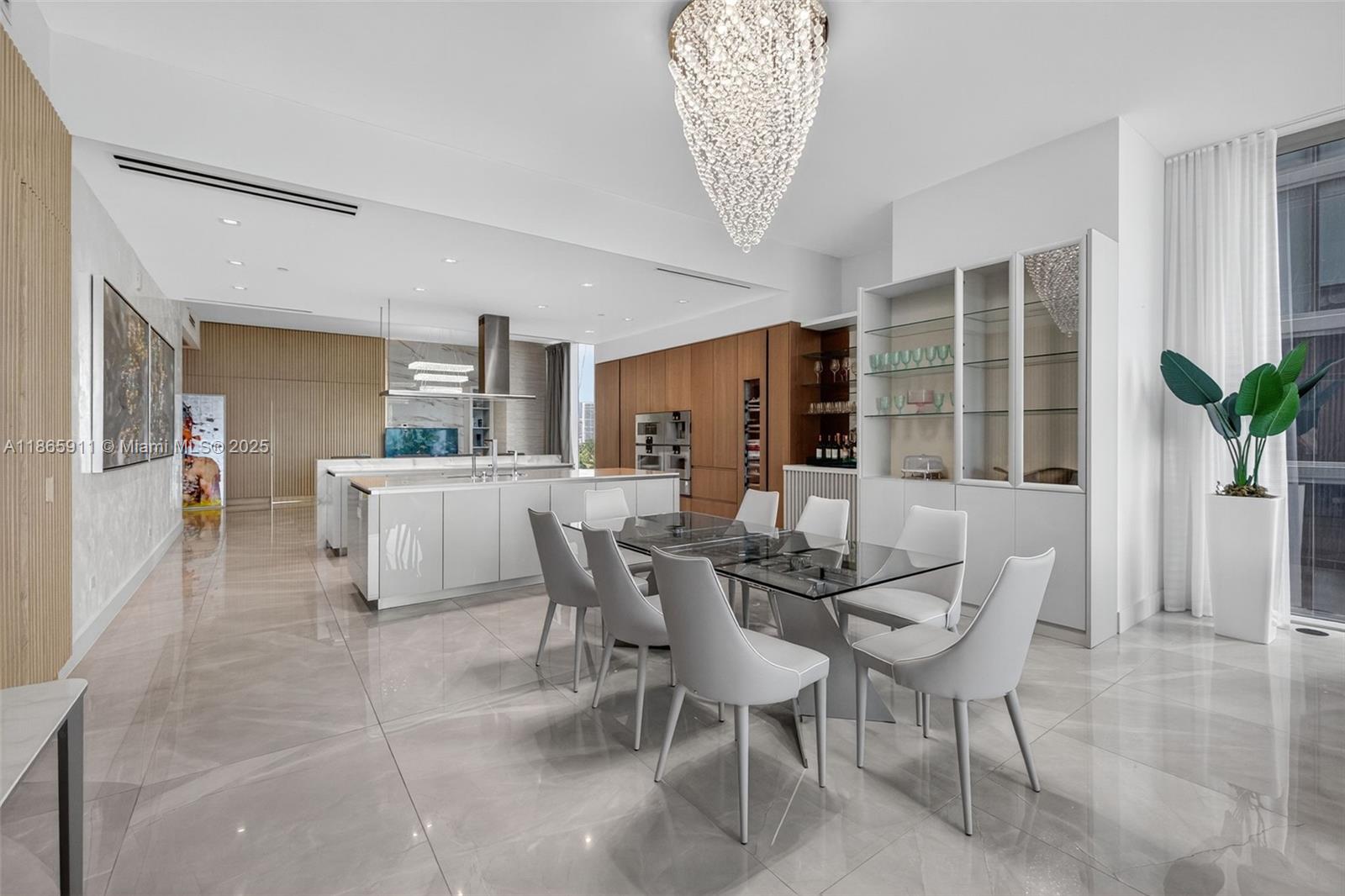 TURNBERRY OCEAN CLUB - Residential