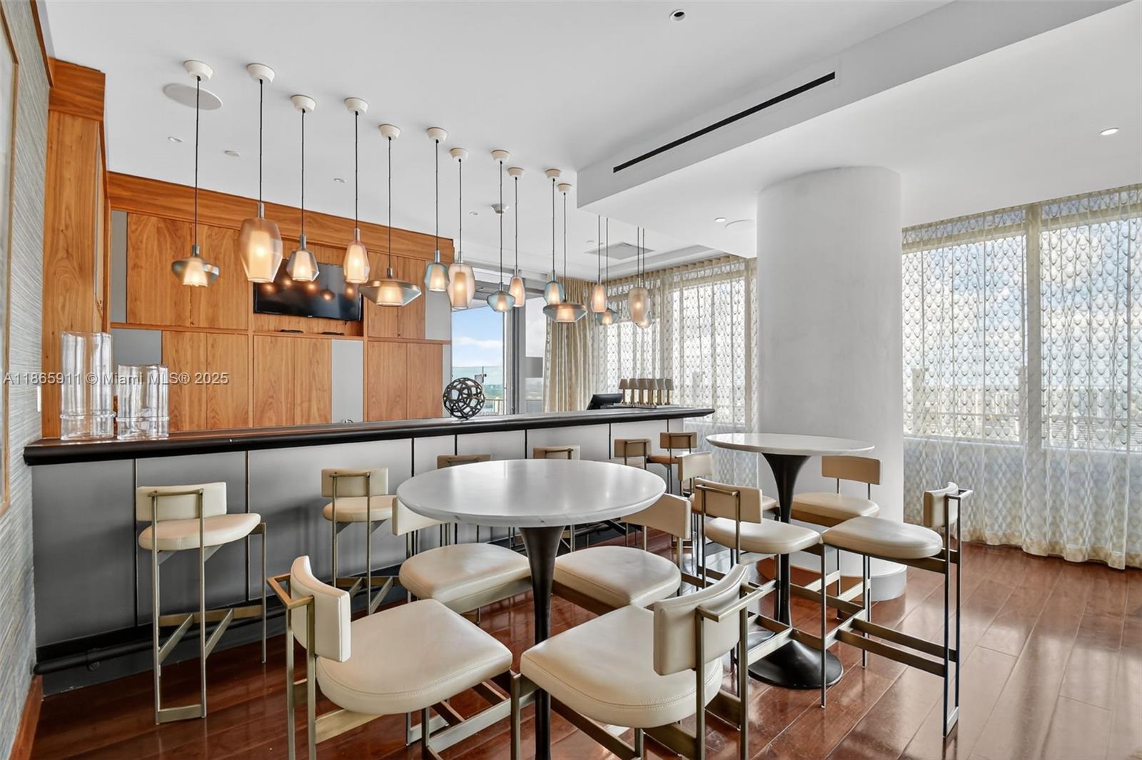 TURNBERRY OCEAN CLUB - Residential