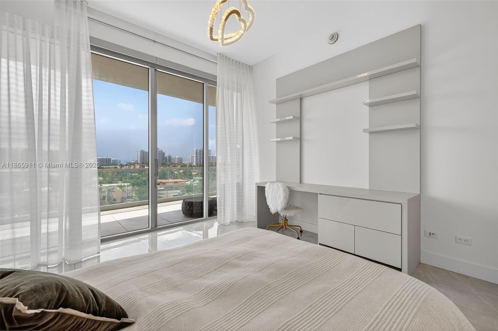 TURNBERRY OCEAN CLUB - Residential