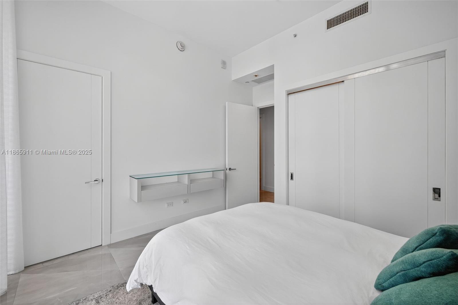 TURNBERRY OCEAN CLUB - Residential