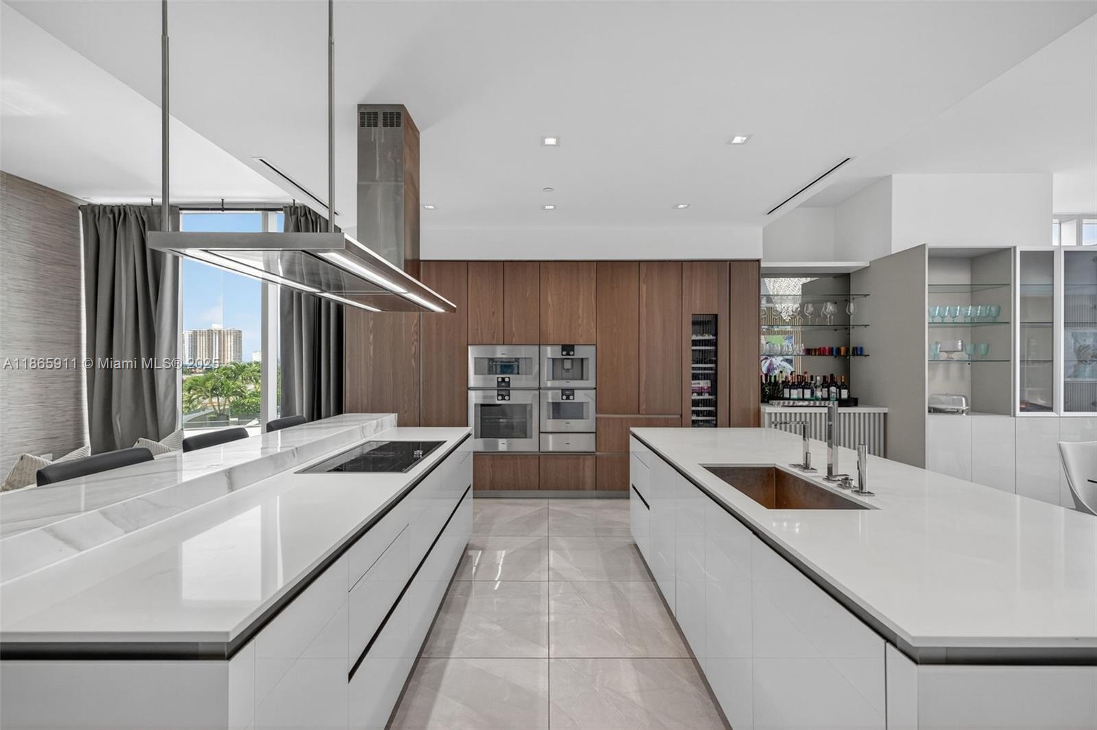TURNBERRY OCEAN CLUB - Residential
