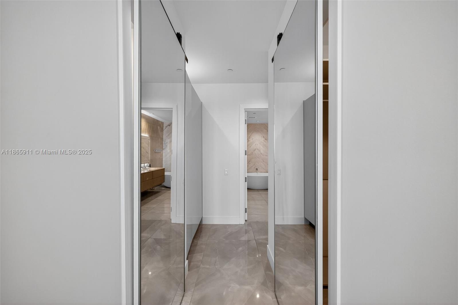 TURNBERRY OCEAN CLUB - Residential