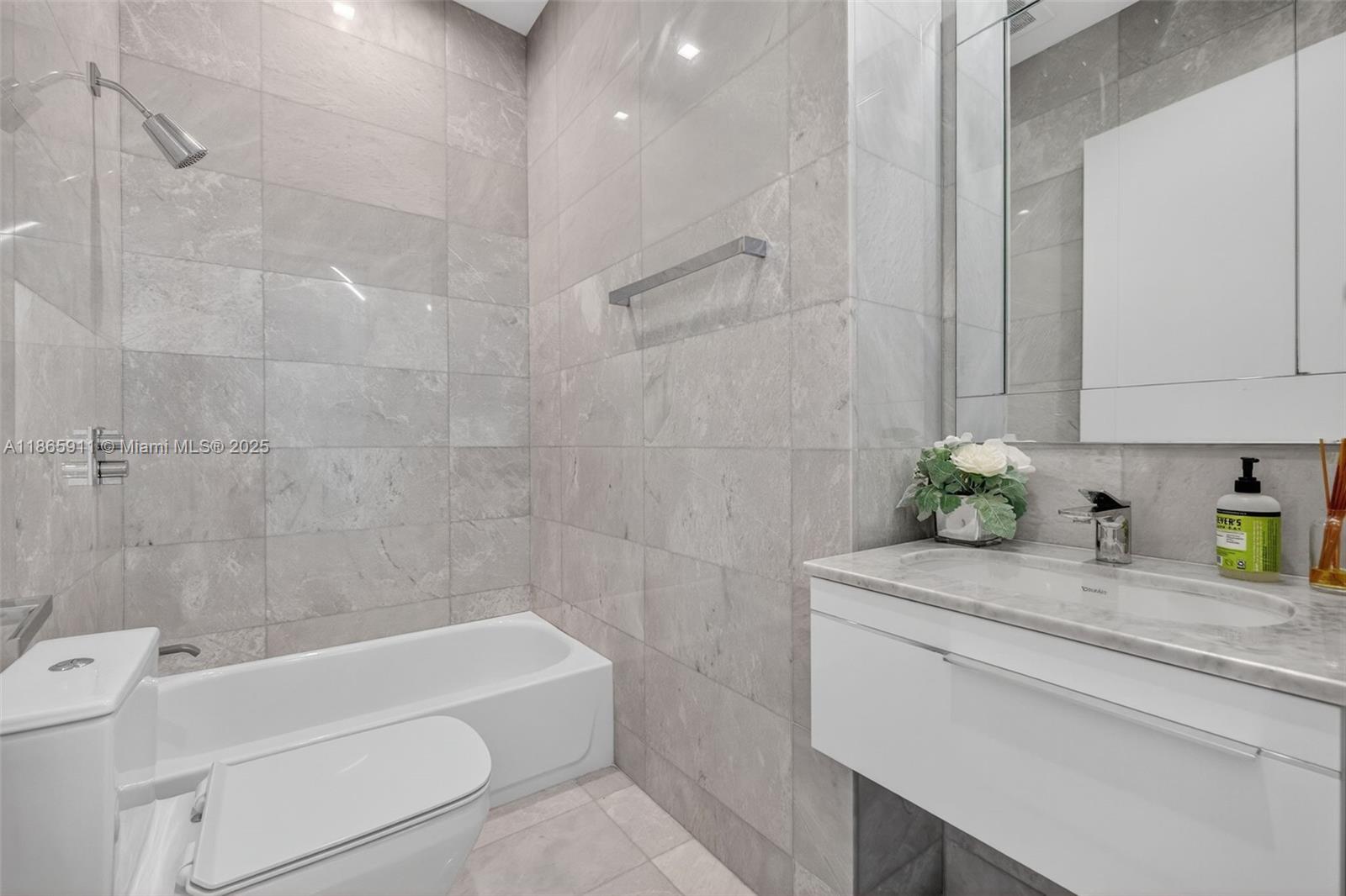 TURNBERRY OCEAN CLUB - Residential