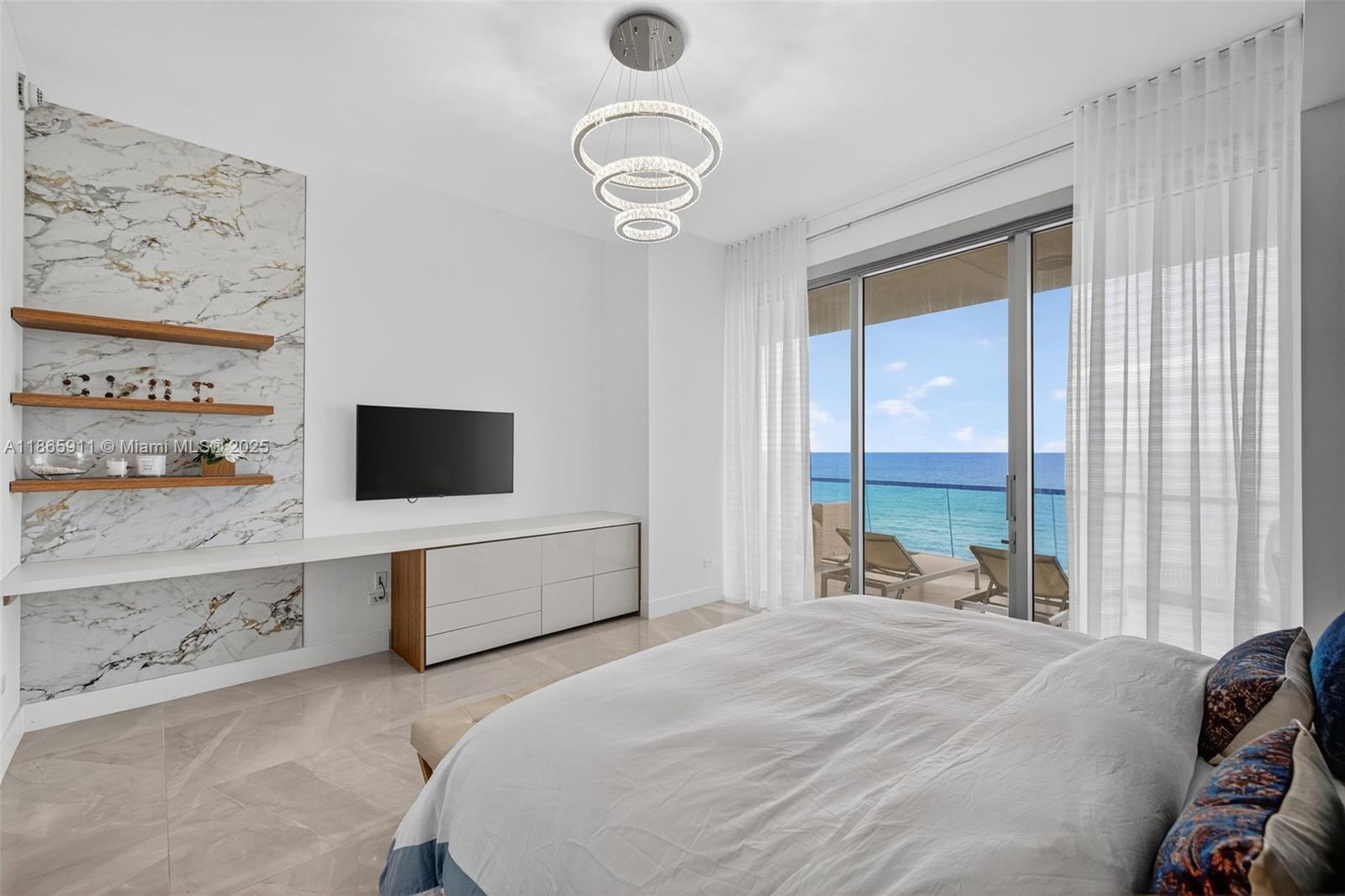 TURNBERRY OCEAN CLUB - Residential