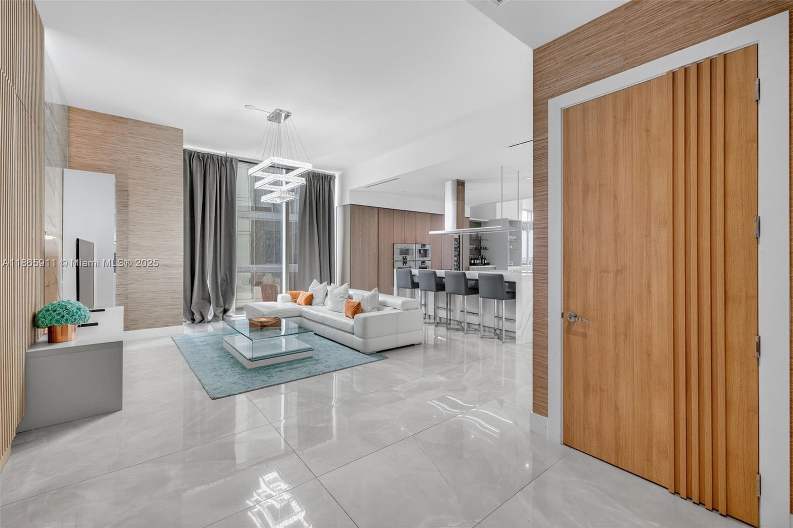 TURNBERRY OCEAN CLUB - Residential