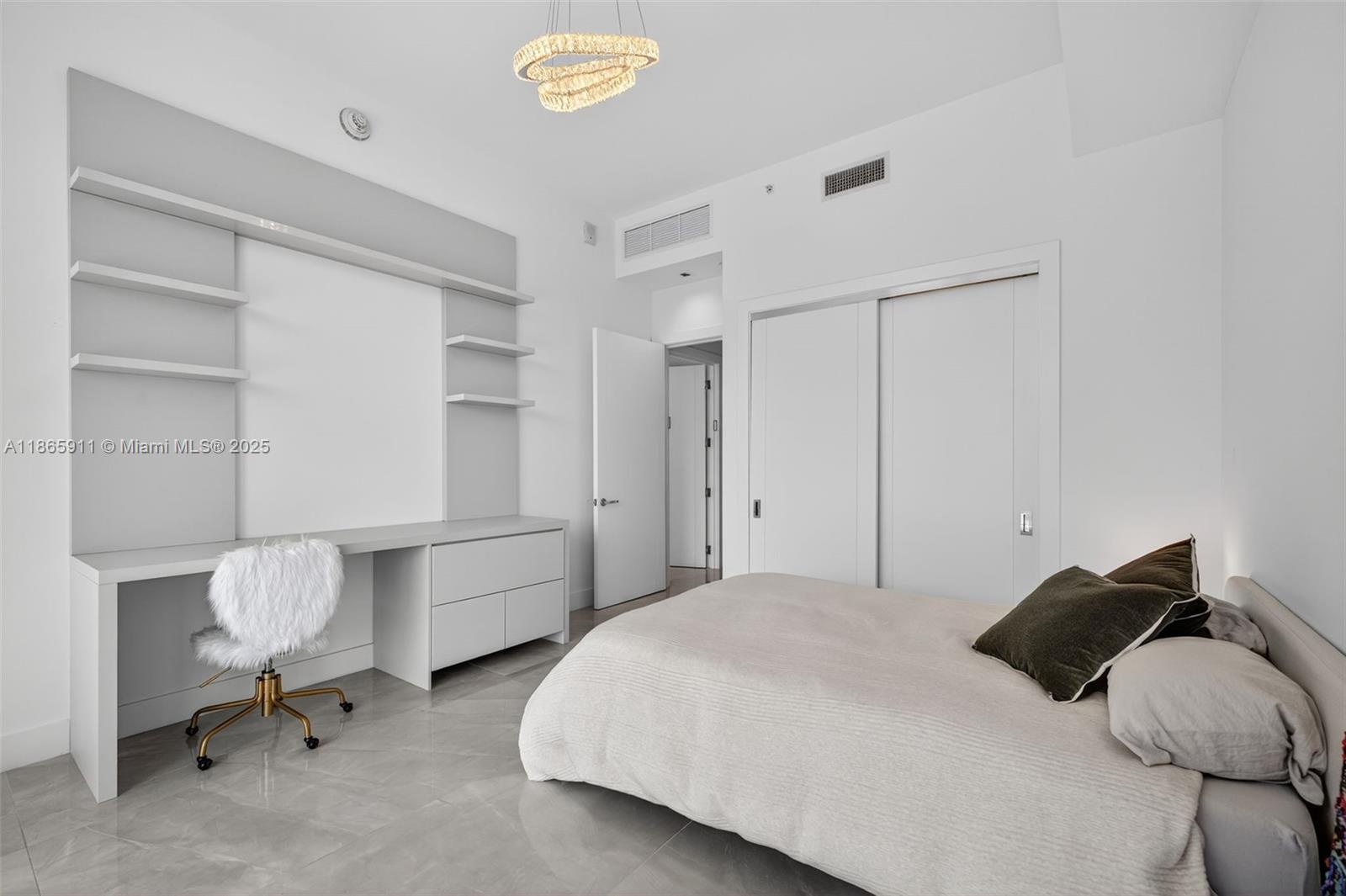 TURNBERRY OCEAN CLUB - Residential
