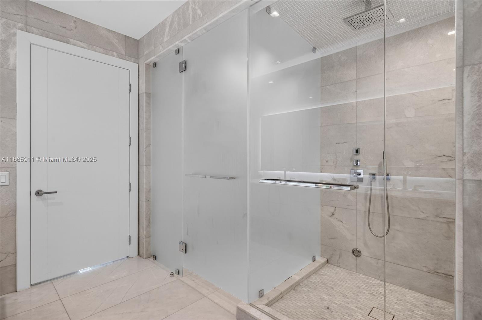 TURNBERRY OCEAN CLUB - Residential